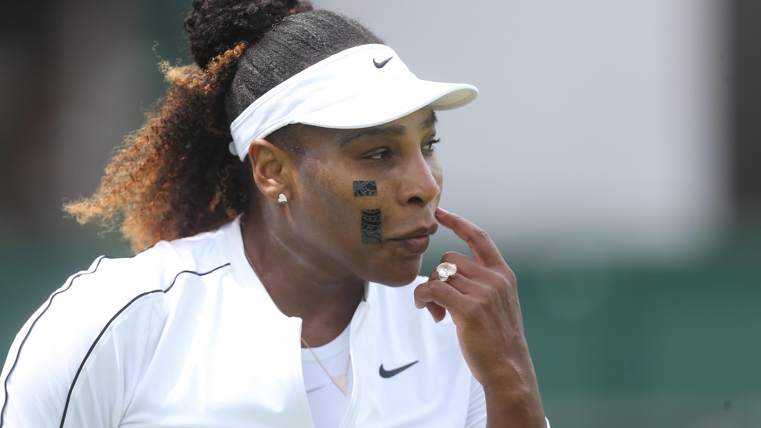 Mais au fait, pourquoi Serena joue-t-elle avec du sparadrap sur la joue ?